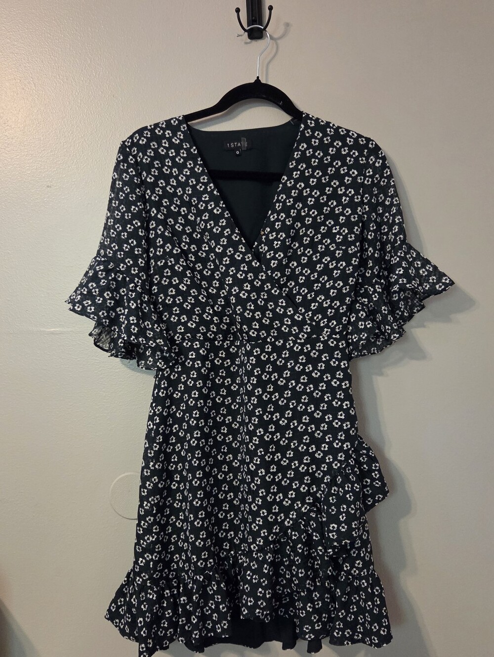 1.State Flounce Mini Wrap Dress Green White Flower Etching Short Sleeve Size 0 - Picture 3 of 11